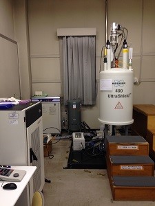 Bruker AVANCE 400 溶液NMR 装置
